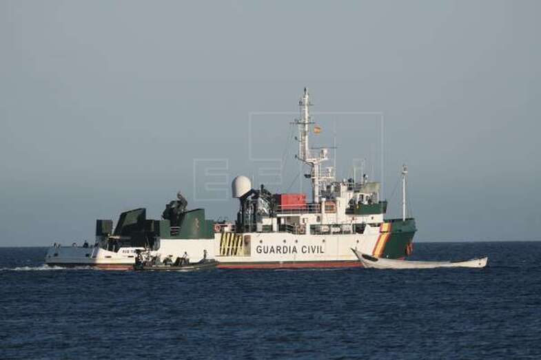 La patrullera Río Tajo de la Guardia Civil llegando a el pasado 20 de agosto a Arinaga con un cayuco en el que había 15 cadáveres a bordo (Foto EFE / Ángel Medina G.)